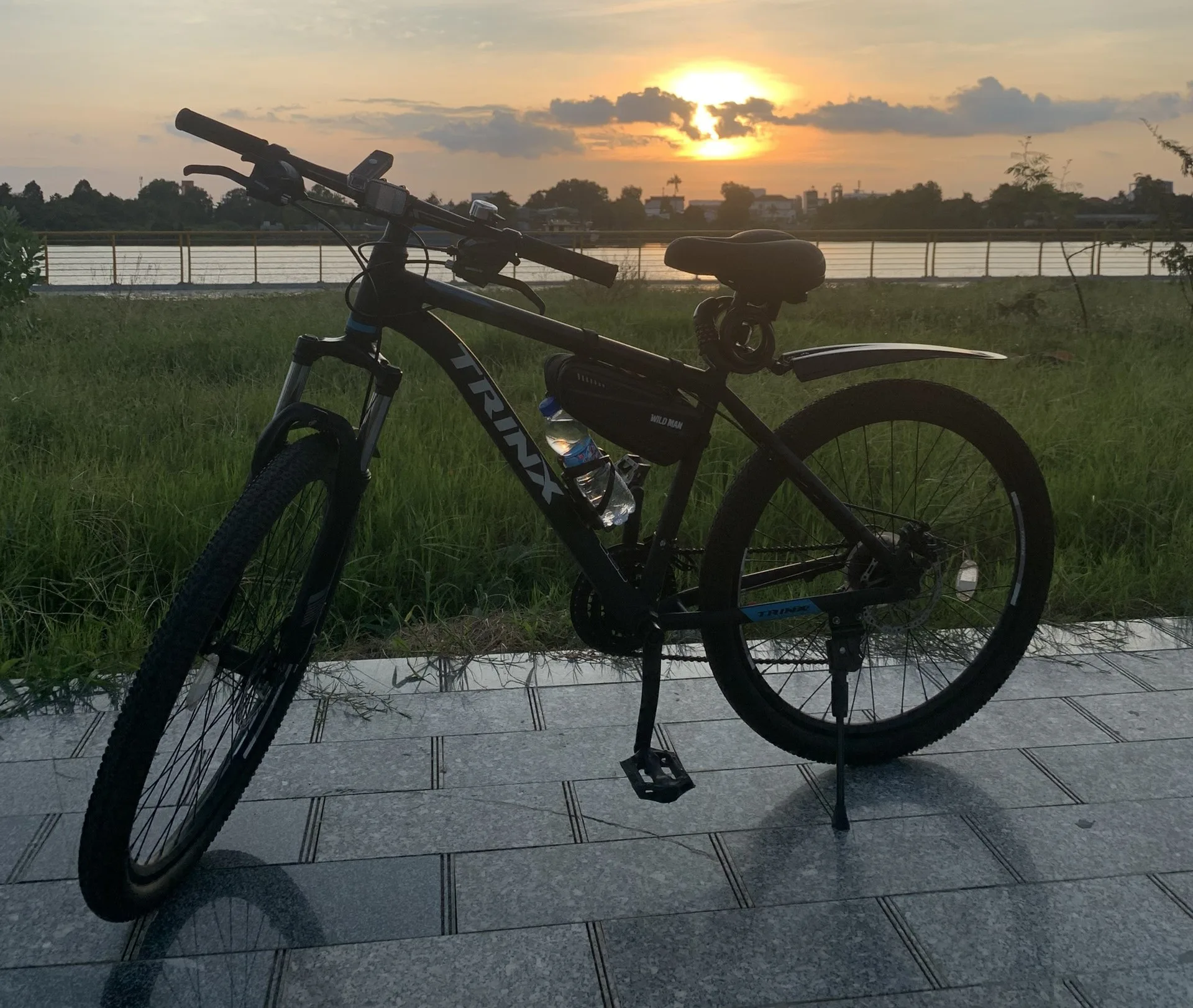 Một góc Hoàng hôn tại đường ven sông (Khu đô thị Vạn Phúc) – 1