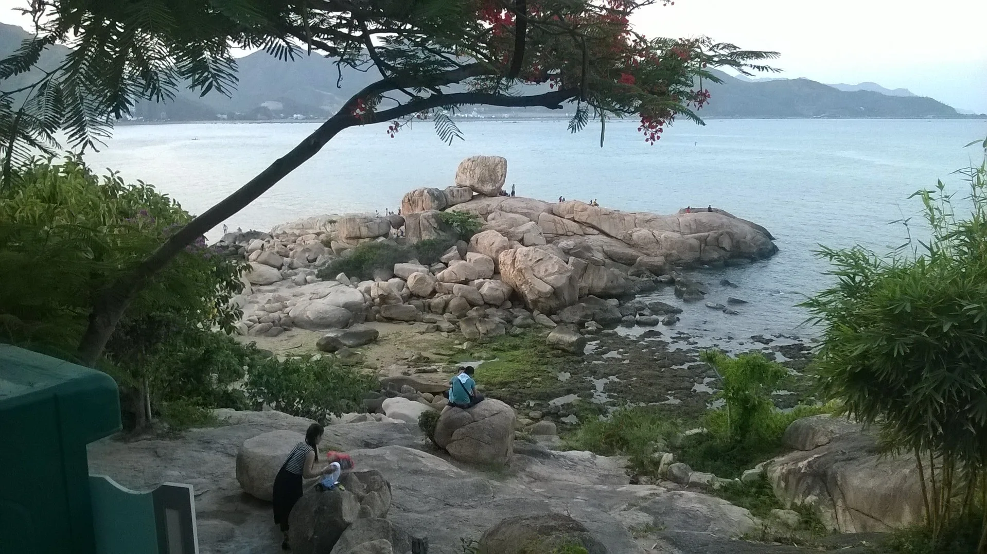 Một góc Nha Trang nhìn từ Hòn Chồng – 2